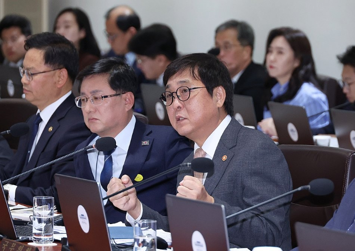 최휘영 문화체육관광부 장관이 11일 용산 대통령실에서 열린 국무회의에서 체육 현안 보고를 하고 있다. 연합뉴스