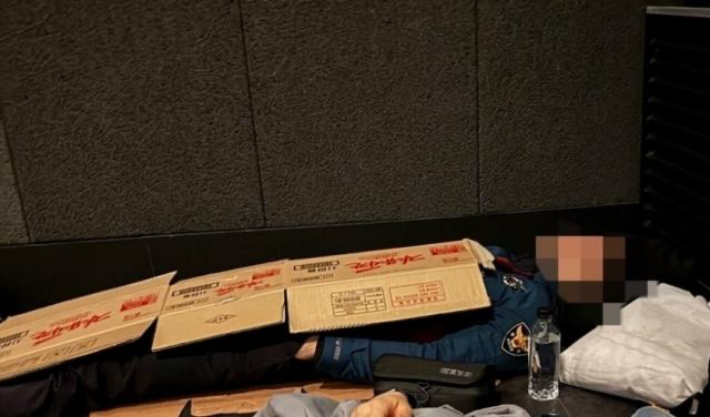 박스를 이불삼아 쪽잠을 자는 경찰관의 모습. 전국경찰직장협의회 제공