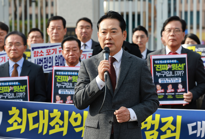 국민의힘 장동혁 대표가 11일 경기 과천시 법무부 청사 앞에서 열린 대장동 항소 포기 규탄대회에서 발언하고 있다. 연합뉴스