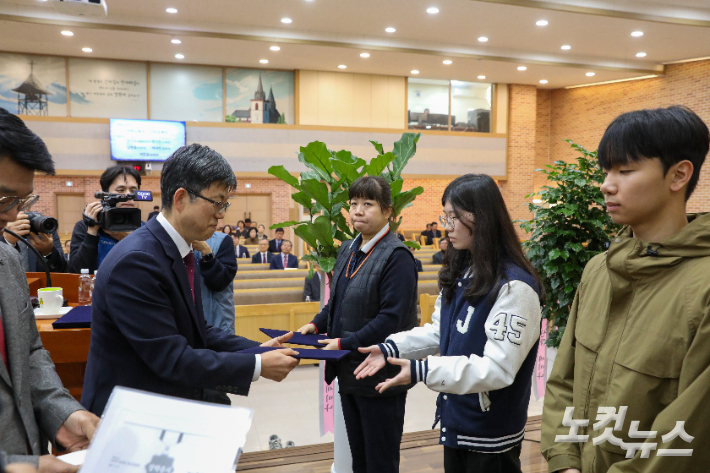 기념사업위원회가 장학금 수여 대상자들에게 장학금을 전달하는 장면. 최화랑 기자