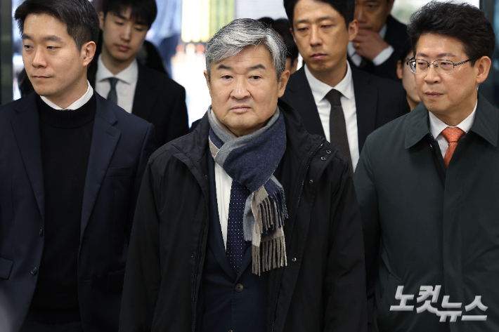 불법계엄을 사전에 인지하고도 국회에 보고하지 않은 혐의 등을 받는 조태용 전 국정원장이 11일 오전 서울 서초구 서울중앙지방법원에서 열린 영장실질심사에 출석하고 있다. 류영주 기자