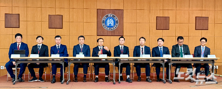 기독교한국침례회가 10일 대전 한국침례신학대학교 아가페홀에서 기자간담회를 진행하고 있다. 이정우 영상 기자