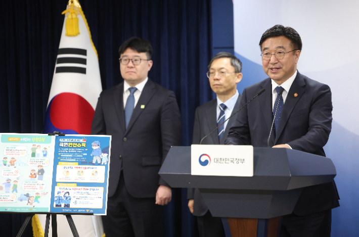 윤호중 행정안전부 장관이 11일 정부서울청사에서 어린이 등하굣길 안전 확보 종합대책에 대하여 관계부처 합동 브리핑을 하고 있다. 연합뉴스