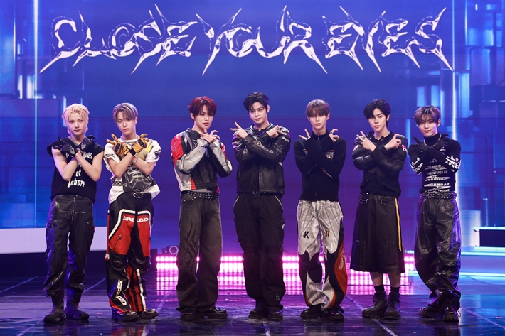 그룹 클로즈유어아이즈는 '엑스'와 '에스오비' 두 곡의 타이틀곡으로 활동한다. 언코어 제공