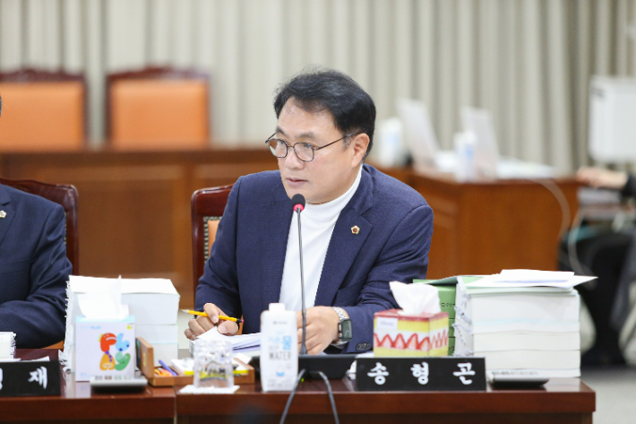 송형곤 전남도의원(더불어민주당·고흥 1)이 최근 도의회에서 열린 전라남도 건설교통국 행정사무 감사에서 지방도 갓길이 20cm에 불과해 보행자·차량 충돌 우려가 있다고 지적했다. 전남도의회 제공