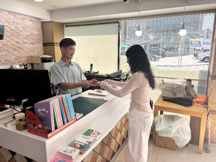 울진군민이 지역서점 구매 책 값 돌려주기 사업을 통해 읽은 책을 서점에 돌려주고 있다. 울진군 제공