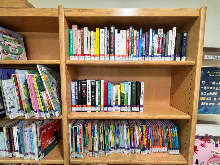 지역서점 구매 책 값 돌려주기 사업을 통해 돌려받은 책을 작은도서관에 비치한 모습. 울진군 제공
