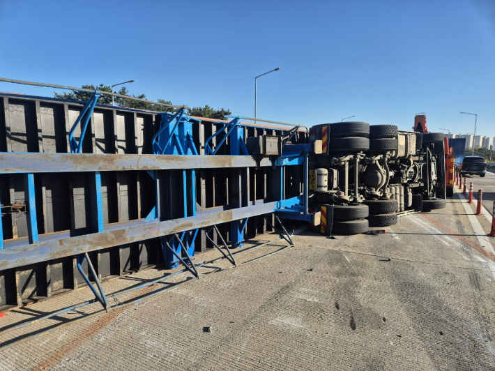 11일 부산 기장군 동해고속도로 해운대 방향 동부산나들목(IC) 합류 구간에서 트레일러 1대가 전도됐다. 부산경찰청 제공 