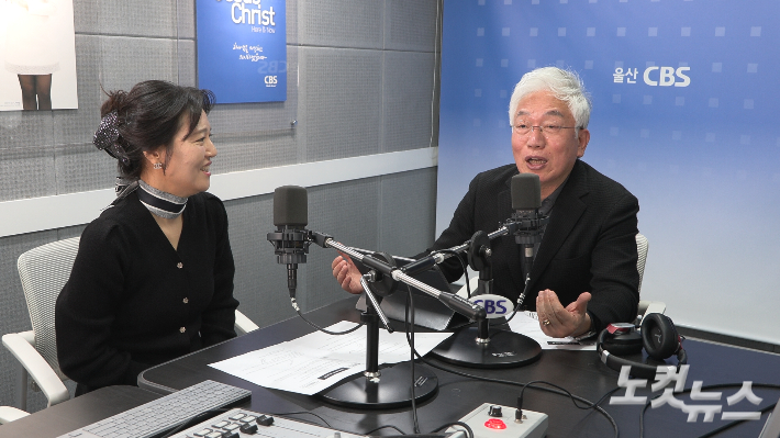 주광교회 김성렬 목사(오른쪽). 김유리 아나운서