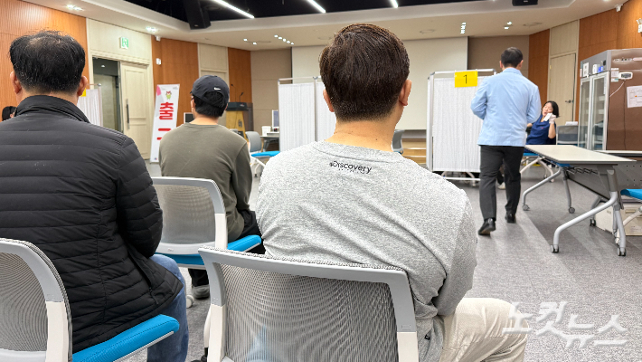 시민들이 지난 주말 광주 서구 농성동 한국건강관리협회 광주전남지부에서 독감 예방접종을 받기 위해 대기하고 있다. 김한영 기자