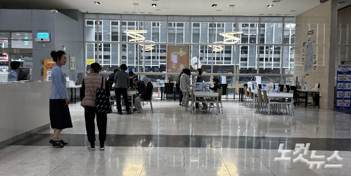 시민들이 지난 주말 광주 서구 농성동 한국건강관리협회 광주전남지부에서  독감 예방접종을 받기 위해 휴대전화 등으로 문진표를 작성하고 있다. 김한영 기자