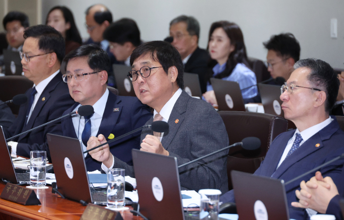 문화체육관광부 최휘영 장관(사진 오른쪽에서 두번째)이 11일 용산 대통령실에서 열린 국무회의에서 체육 현안 보고를 하고 있다. 연합뉴스