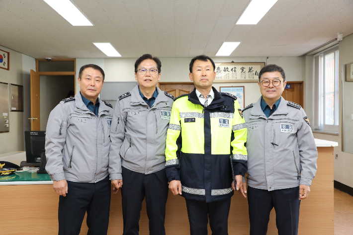 내장산 일원을 찾아 교통 대책을 점검하고 업무유공자를 표창한 김철문 전북경찰청장. 전북경찰청 제공