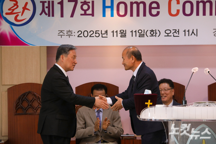 김대식 총동문회장이 전북신학교 백종성 학장에게 장학금을 전달하고 있다. 최화랑 기자