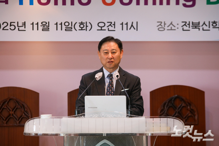 초원교회 진두석 목사가 '하나님의 비밀을 맡은 자'를 제목으로 말씀을 전하고 있다. 최화랑 기자