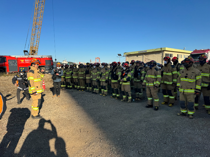 11일 오후 울산화력발전소 붕괴 사고 현장에서 소방대원들이 구조작업을 준비하고 있다. 울산소방본부 제공