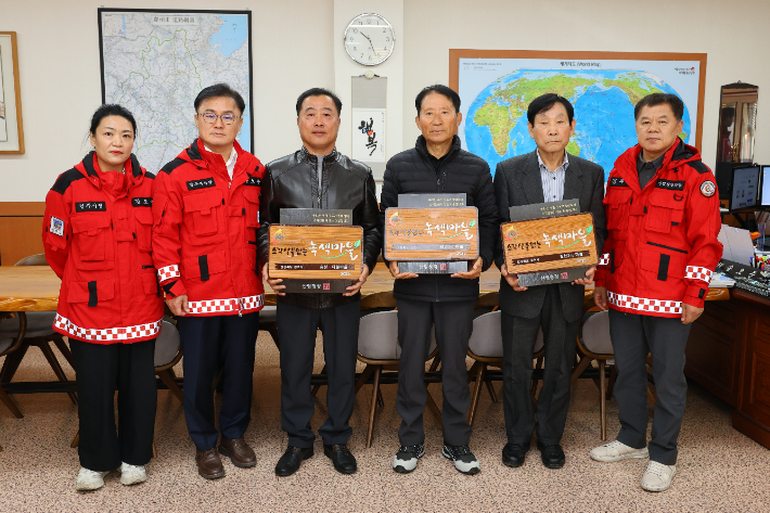 경주시청에서 열린 '2025년 산림청 소각산불 없는 녹색마을 캠페인' 현판 전달식에서 송호준 부시장(왼쪽 두 번째)과 공재경 산림경영과장(오른쪽)이 마을 대표들과 기념촬영을 하고 있다. 경주시 제공