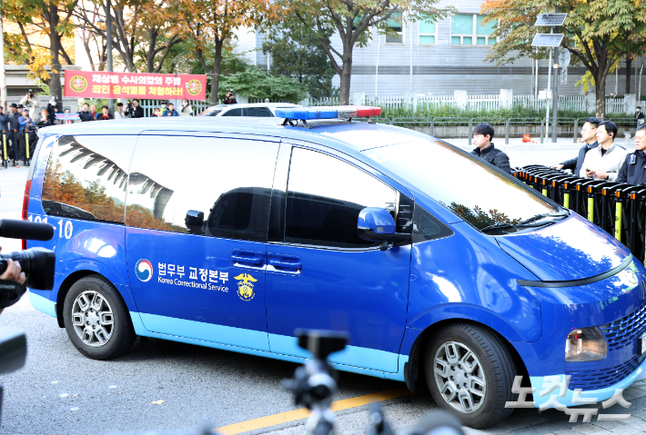 윤석열 전 대통령이 탑승한 호송차가 11일 오전 서울 서초구 순직해병 특별검사팀 사무실 지하주차장으로 들어서고 있다. 황진환 기자