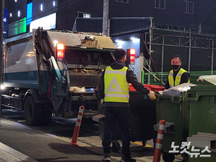 환경미화원들이 생활폐기물을 수거하고 있다. 정혜린 기자
