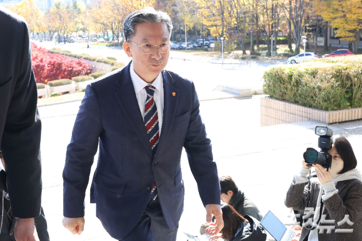 정성호 법무부 장관이 10일 오전 경기 정부과천청사 법무부로 출근하며 최근 검찰이 대장동 개발비리 의혹 사건에 대한 항소를 포기한 것과 관련해 입장을 밝힌 후 청사로 들어가고 있다. 과천=류영주 기자