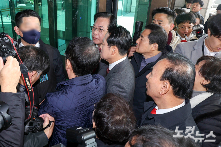 장동혁 국민의힘 대표와 송언석 원내대표를 비롯한 주요 당직자들이 11일 서울 서초구 대검찰청 본관 정문 앞에서 대검찰청 긴급 현장 규탄대회를 마친 뒤 청사로 진입하자 검찰 관계자에게 가로막히고 있다. 류영주 기자