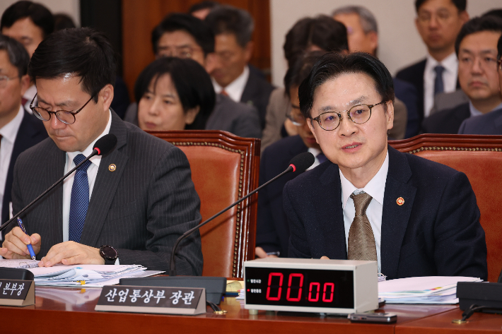 김정관 산업통상부 장관이 11일 서울 여의도 국회에서 열린 산업통상자원중소벤처기업위원회 전체회의에서 질의에 답하고 있다. 연합뉴스