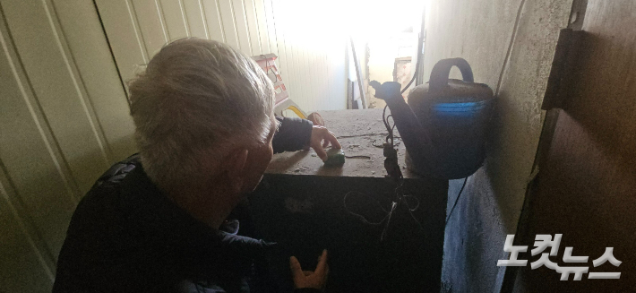 이두희씨가 등유 저장고에서 용량을 확인하고 있다. 임성민 기자