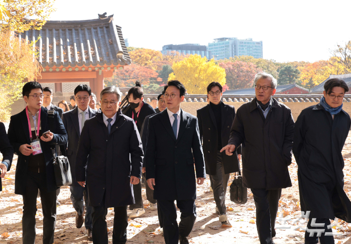 김민석 국무총리가 10일 서울 종로구 유네스코 세계문화유산인 종묘를 찾아 최근 서울시의 세운상가 재개발 계획에 따른 영향을 살펴보고 대책을 점검하고 있다. 이날 종묘 방문에는 허민 국가유산청장, 유홍준 국립박물관장 등이 함께 했다. 정부청사사진기자단