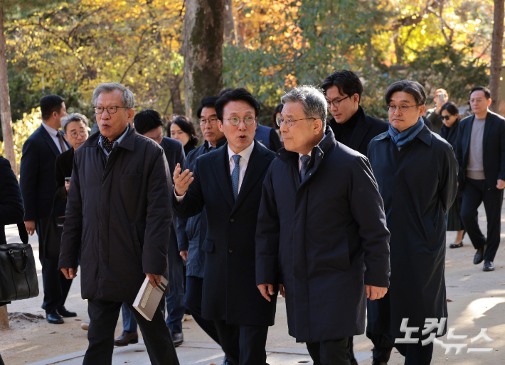김민석 국무총리가 10일 서울 종로구 유네스코 세계문화유산인 종묘를 찾아 최근 서울시의 세운상가 재개발 계획에 따른 영향을 살펴보고 대책을 점검하고 있다. 이날 종묘 방문에는 허민 국가유산청장, 유홍준 국립박물관장 등이 함께 했다. 정부청사사진기자단