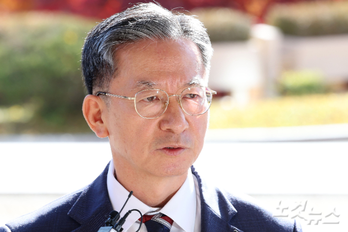 정성호 법무부 장관이 10일 오전 경기 정부과천청사 법무부로 출근하며 최근 검찰이 대장동 개발비리 의혹 사건에 대한 항소를 포기한 것과 관련해 입장을 밝히고 있다. 과천=류영주 기자