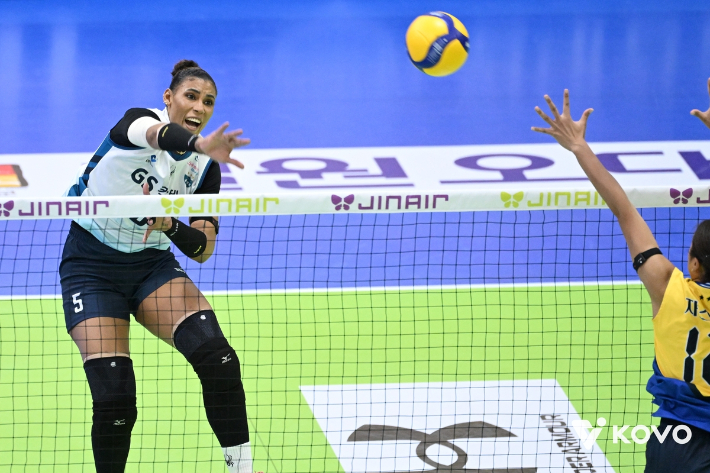 GS칼텍스 실바가 11일 현대건설과 원정에서 강타를 터뜨리고 있다. 한국배구연맹