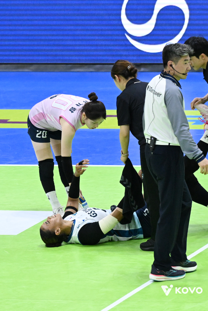 실바가 4세트 도중 근육 경련으로 치료를 받는 모습. KOVO 