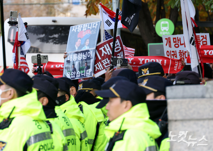 윤석열 전 대통령이 순직해병 특검에 출석한 11일 오전 서울 서초구 특검 사무실 앞에서 윤 전 대통령 지지자들이 구호를 외치고 있다. 황진환 기자