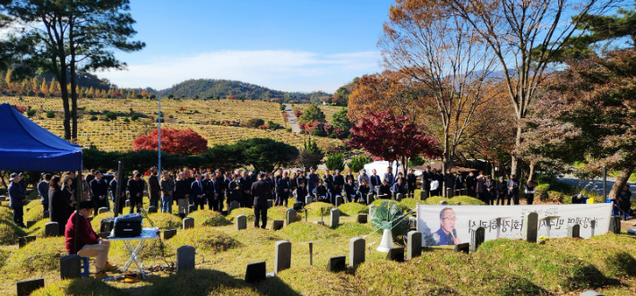 고 장채열 이사장 장례의식이 망월동 민족민주열사 묘역에서 엄수되고 있다. 독자 제공