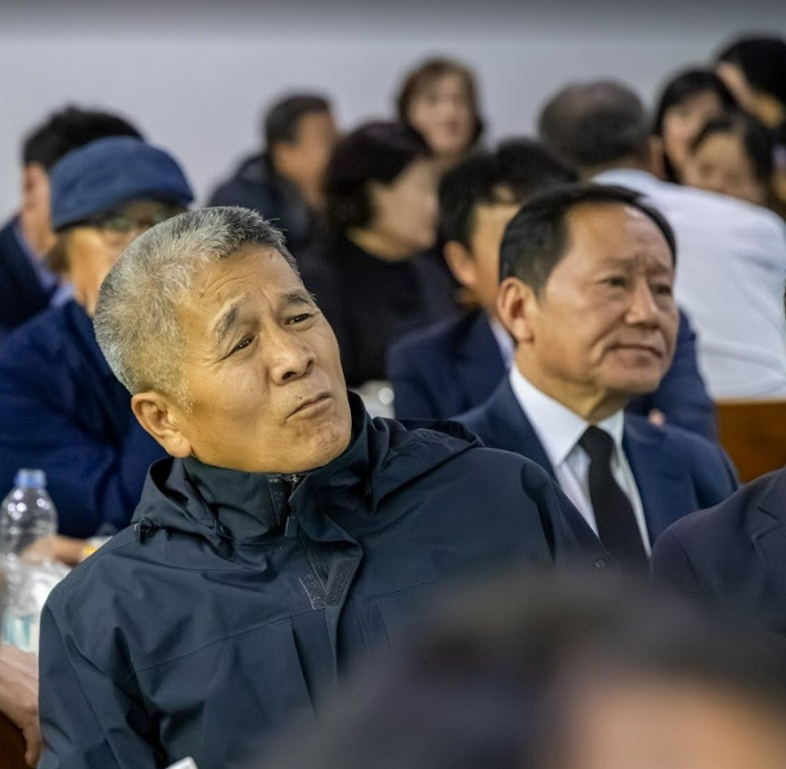 김효승 순천환경운동연합 이사장(왼쪽)과 윤병철 전 순천시의원이 빈소에서 침통한 표정을 하고 있다. 독자 제공