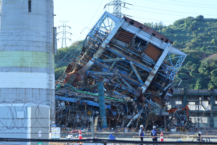 10일 오후 울산화력발전소 보일러 타워 붕괴 현장 모습. 연합뉴스
