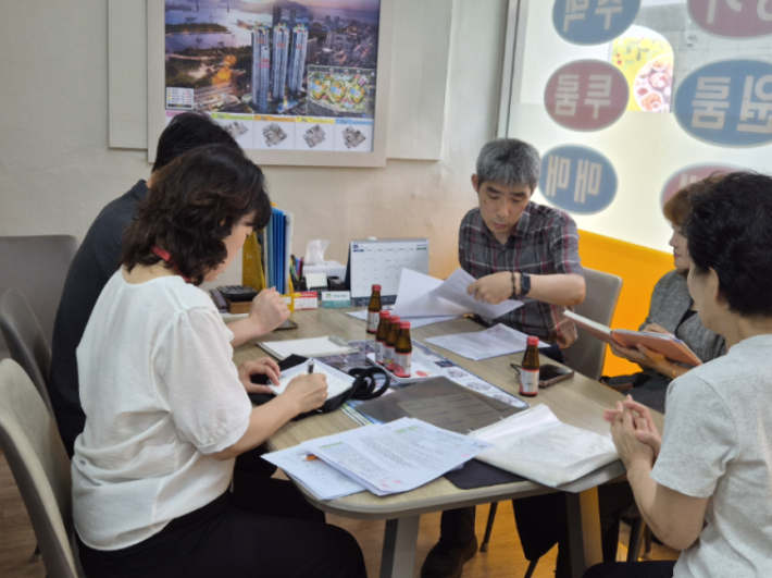 합동 점검반이 부동산중개업소에 대한 점검을 실시하고 있다. 부산시 제공