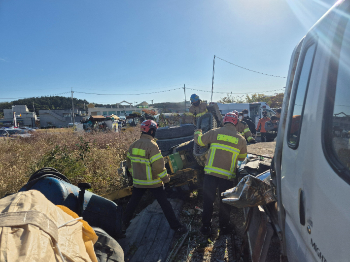 11일 부산 기장군 장안읍의 한 야외주차장에서 60대 남성이 1.7t 굴착기에 깔려 숨지는 사고가 발생했다. 부산소방재난본부 제공 