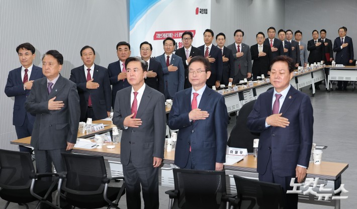 장동혁 국민의힘 대표와 송언석 원내대표를 비롯한 광역단체장들이 12일 서울 여의도 국민의힘 중앙당사에서 열린 지방선거총괄기획단 및 시·도 광역단체장 연석회의에서 국민의례를 하고 있다.