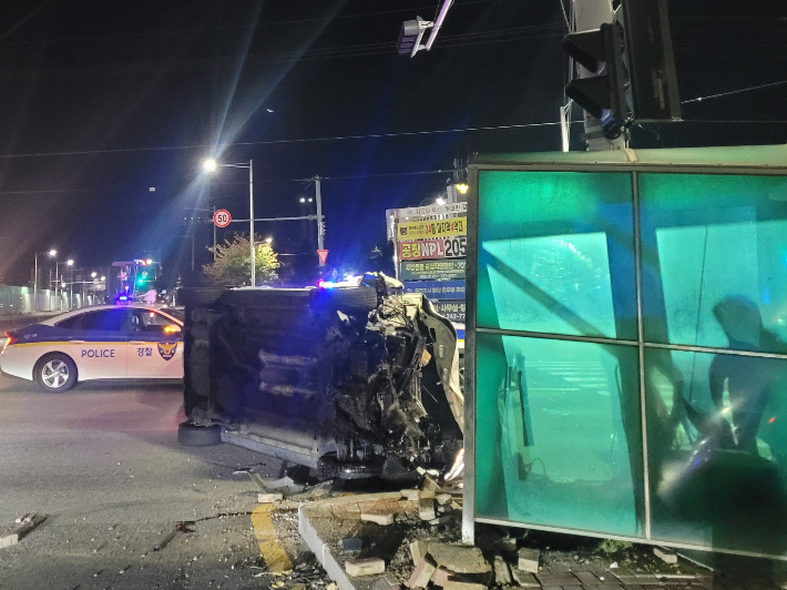 12일 오전 0시 20분쯤 부산 강서구 명지동의 한 교차로에서 음주운전을 하던 30대 남성이 신호제어기를 들이받았다. 부산경찰청 제공