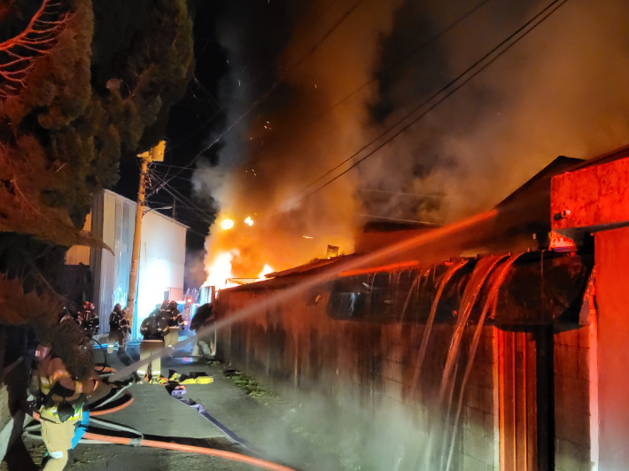 이날 오전 0시 45분쯤 경북 경산시 압량읍의 한 섬유 제조 공장에서 원인을 알 수 없는 불이 났다. 경북소방본부 제공