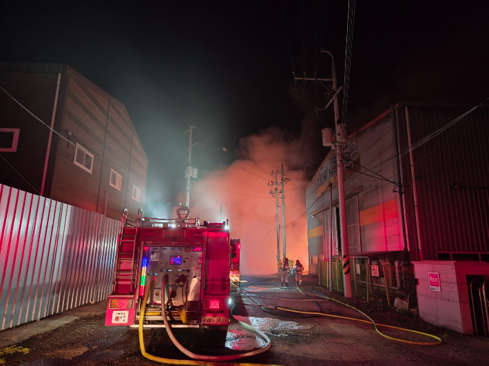 이날 오전 2시 31분쯤 경북 영천시 청통면의 한 폐기물처리공장에서 화재가 발생했다. 경북소방본부 제공