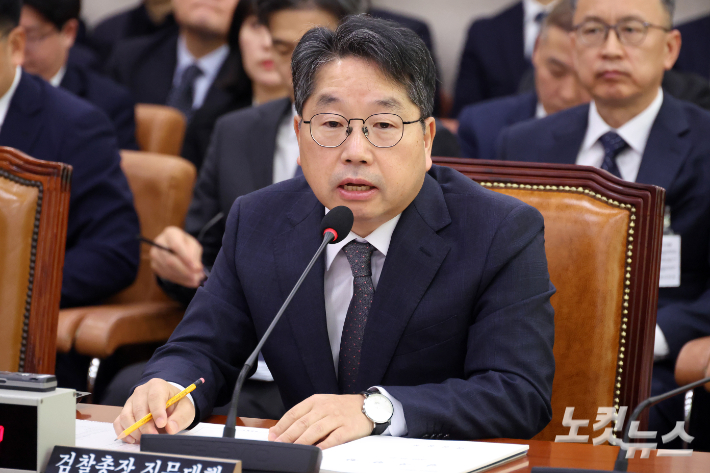 27일 서울 여의도 국회에서 열린 법제사법위원회의 대검찰청 국정감사에서 노만석 검찰총장 직무대행이 의원 질의에 답변을 하고 있다. 윤창원 기자