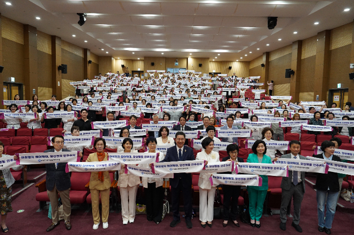 지난 7월 열린 한국여성유권자연맹 제56주년 창립기념식과 중앙회장 이·취임식에 여야 국회의원들과 연맹 회원들이 참석해 기념사진을 촬영하는 모습. 한국여성유권자연맹 제공