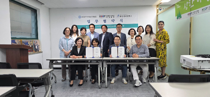 한국여성유권자연맹은 타 유관기관들과의 협업을 위한 업무협약을 맺는 등 활발한 활동을 펼치고 있다. 한국여성유권자연맹 제공 