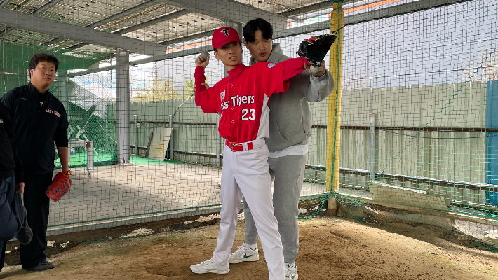 KIA 타이거즈 김석환 선수가 지난 8일 광주 광산구 지오베이스볼센터에서 E.T 야구단 소속 발달장애 청소년 선수에게 투구 자세를 세심하게 지도하고 있다. 광주 동구 제공