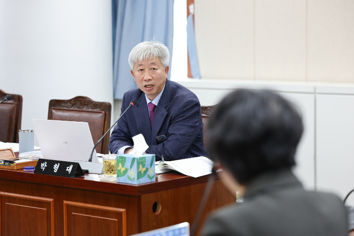 박형대 전남도의원(진보당·장흥 1)이 지난 11월 11일 열린 전남사회서비스원 행정사무 감사에서 전남 농어촌지역의 사회서비스투자사업 제공기관 중 약 80%가 외부기관에 의존하고 있는 문제를 집중 질의하고 있다. 전남도의회 제공