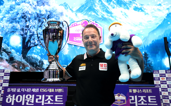 우승 뒤 기념 촬영하는 산체스. PBA 