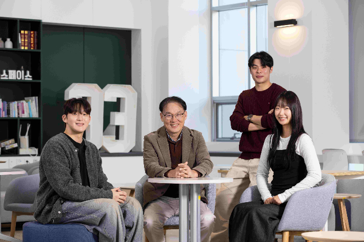 2025 캠퍼스 특허 유니버시아드 대회에서 대통령상을 수상한 한기대 유재윤 학생과 진경복 교수, 김현수 학생, 이가은 학생(왼쪽부터). 한기대 제공