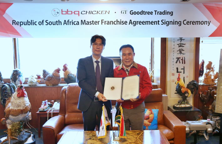BBQ가 남아프리카공화국과 마스터프랜차이즈 계약을 체결하는 등 북미와 중남미를 넘어 본격적인 아프리카 시장으로의 확장에 나섰다. 제너시스BBQ 그룹 제공
